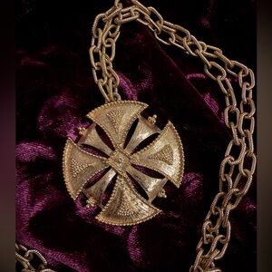 Elegant Vtg Monet Maltese Cross Gold Tone Pendant Necklace